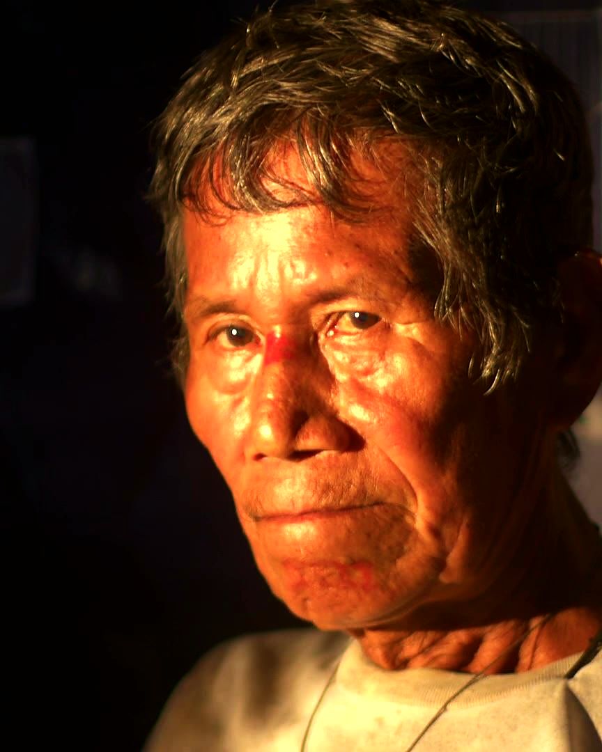 An elder of Verde Sumaco lit by afternoon sun
